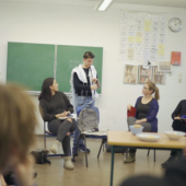 Ein jüdischer Jugendlicher gibt im Unterricht Einblicke in seinen Alltag